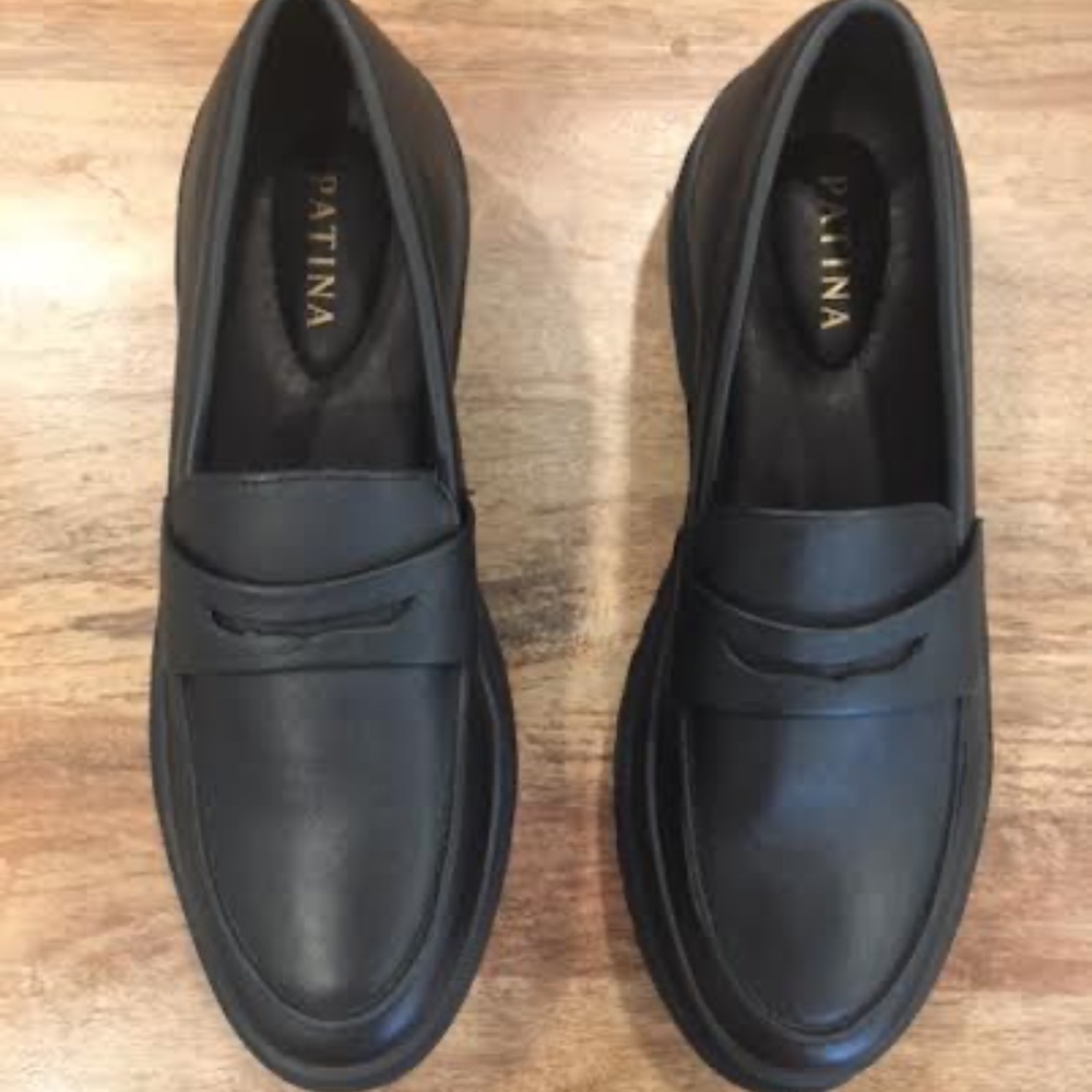 NWT Zoe Chunky Loafers. SOLDOUT in color solid black.